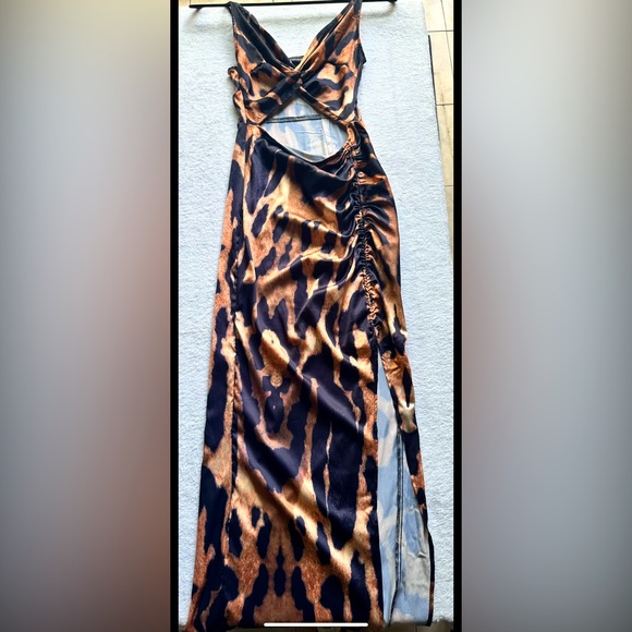 Pretty Little Thing Leopard Satin Maxi Dress - Picture 6 of 7